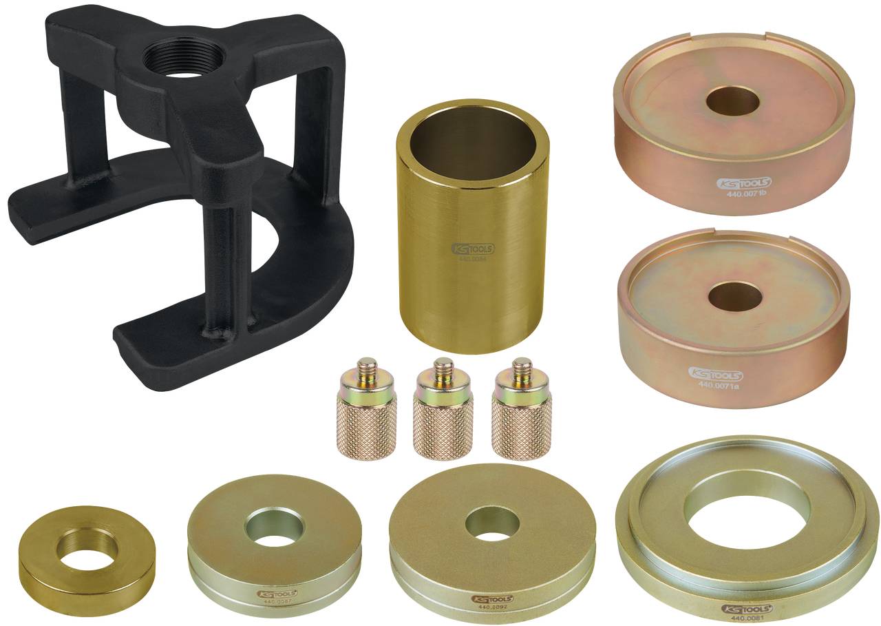 Verschiedene Werkzeuge und Adapter zum Entfernen und Installieren von Metallhülsen und Lagern, darunter Ringe und Zylinder.