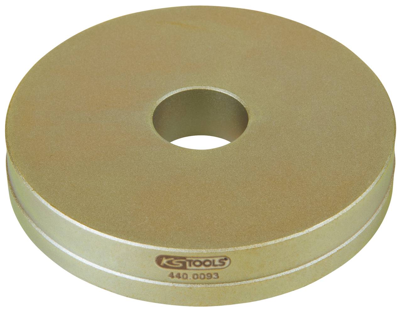 Eine runde Metallunterlegscheibe mit einem Loch in der Mitte, goldbraune Farbe, mit der Aufschrift 'KS TOOLS 440.0093'.