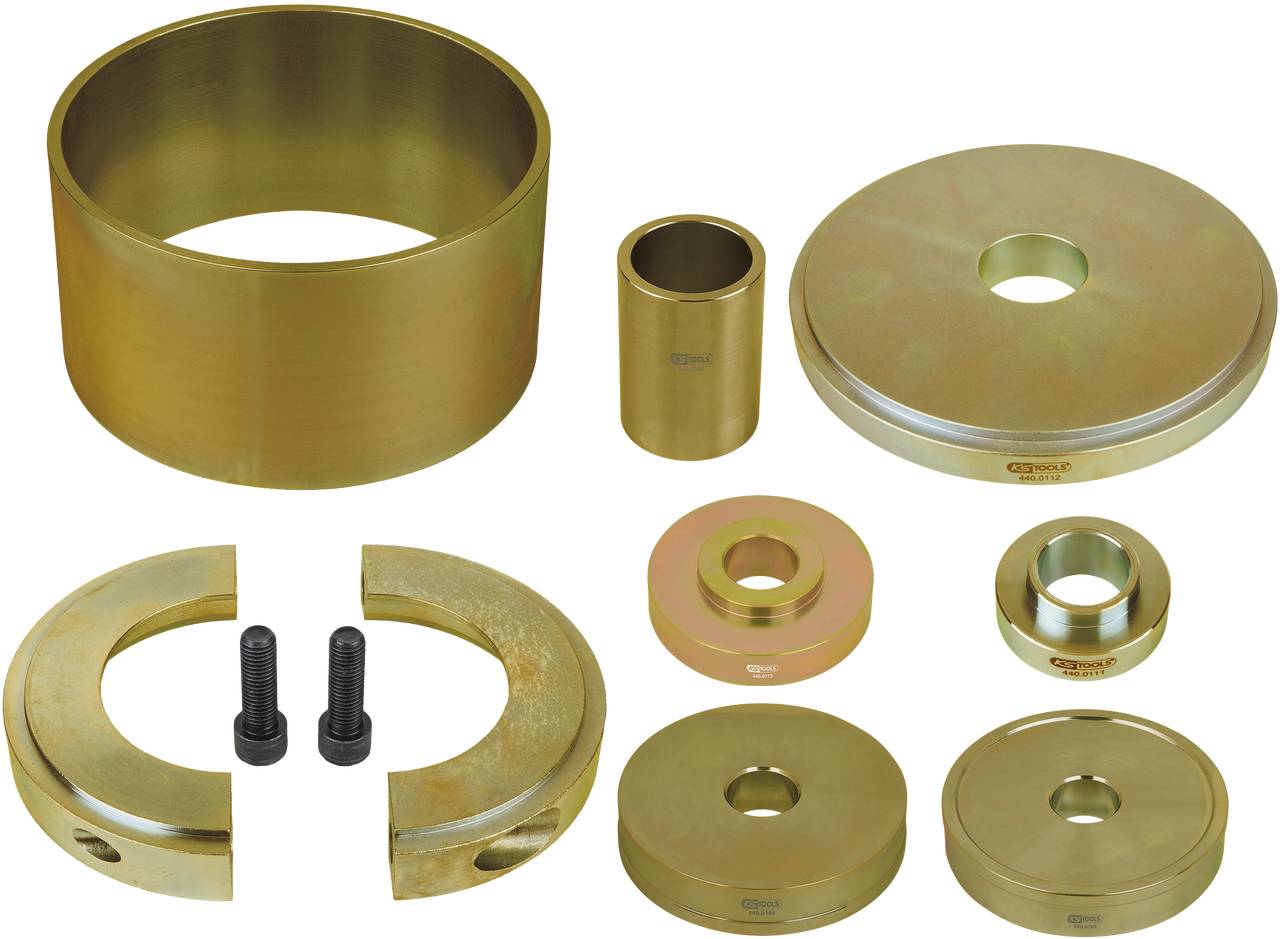 Eine Sammlung von zylinderförmigen Metallteilen in verschiedenen Größen, einige mit Durchbohrungen, auf weißem Hintergrund.