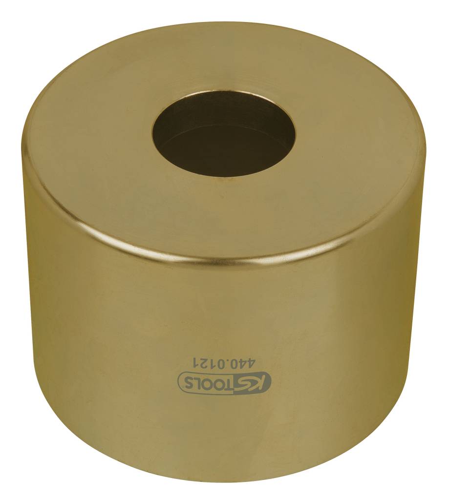 Ein zylinderförmiges, goldenes Metallobjekt mit einem zentralen Loch; eine Art Adapter oder Werkzeugaufsatz. Inschrift: 'KS Tools 440.0121'.