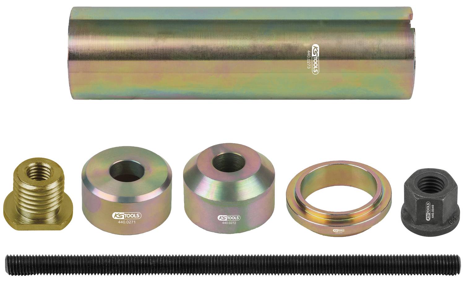 Ein Set von Metallwerkzeugen mit verschiedenen Formen und Funktionen, darunter Hülsen, Gewindeschrauben und Muttern auf weißem Hintergrund.