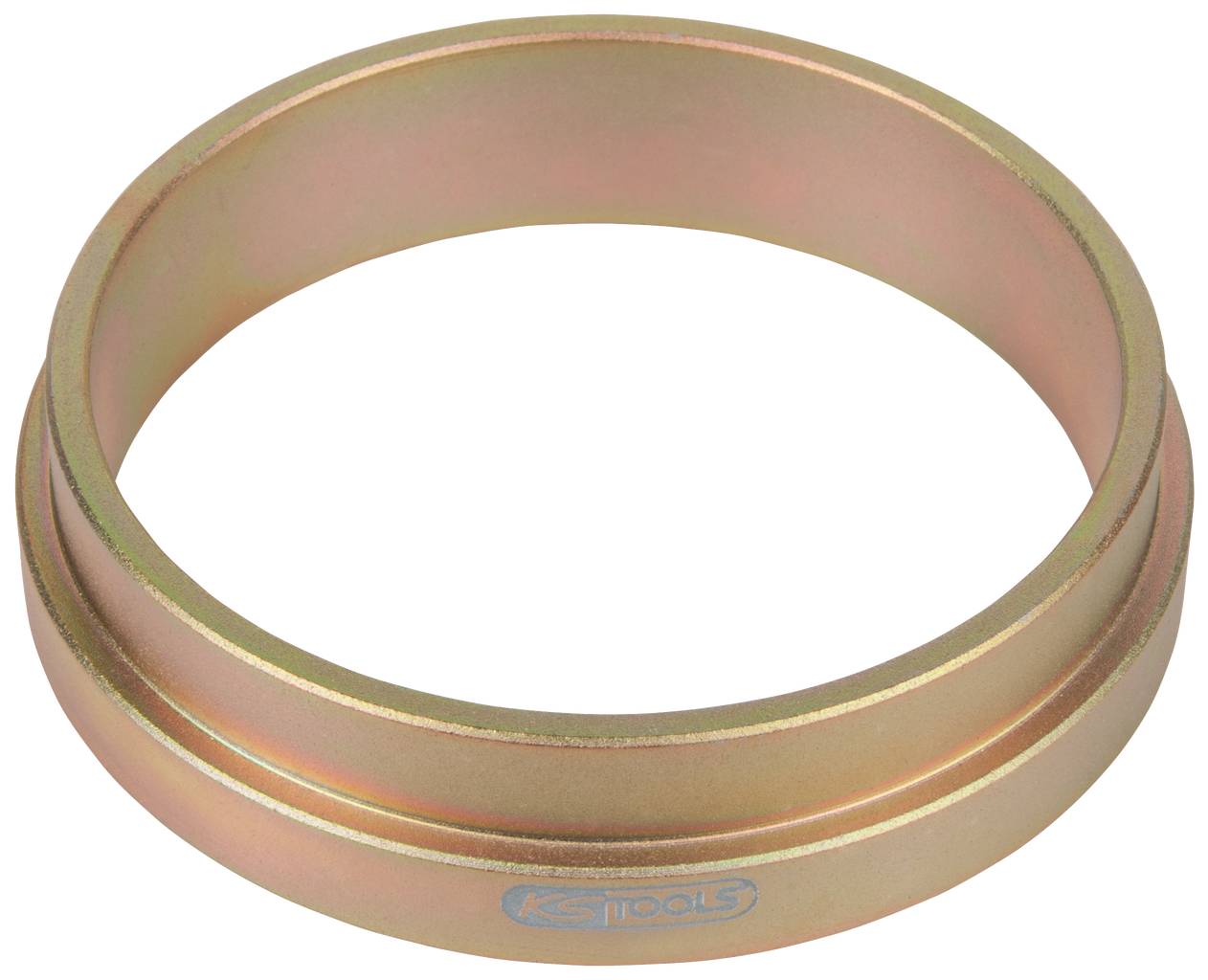 Ein goldfarbener, metallischer Ring mit einer runden Form liegt vor einem neutralen Hintergrund.