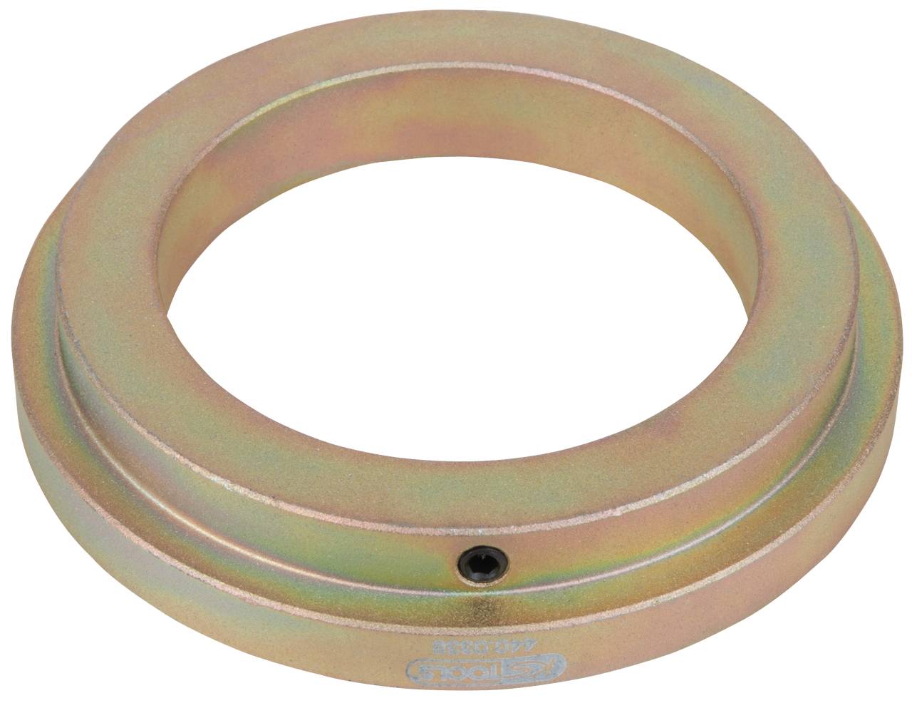 Ein Metallring mit Schraubenloch, möglicherweise ein Maschinenteil, auf weißem Hintergrund. Der Ring hat eine glänzende, metallische Oberfläche.