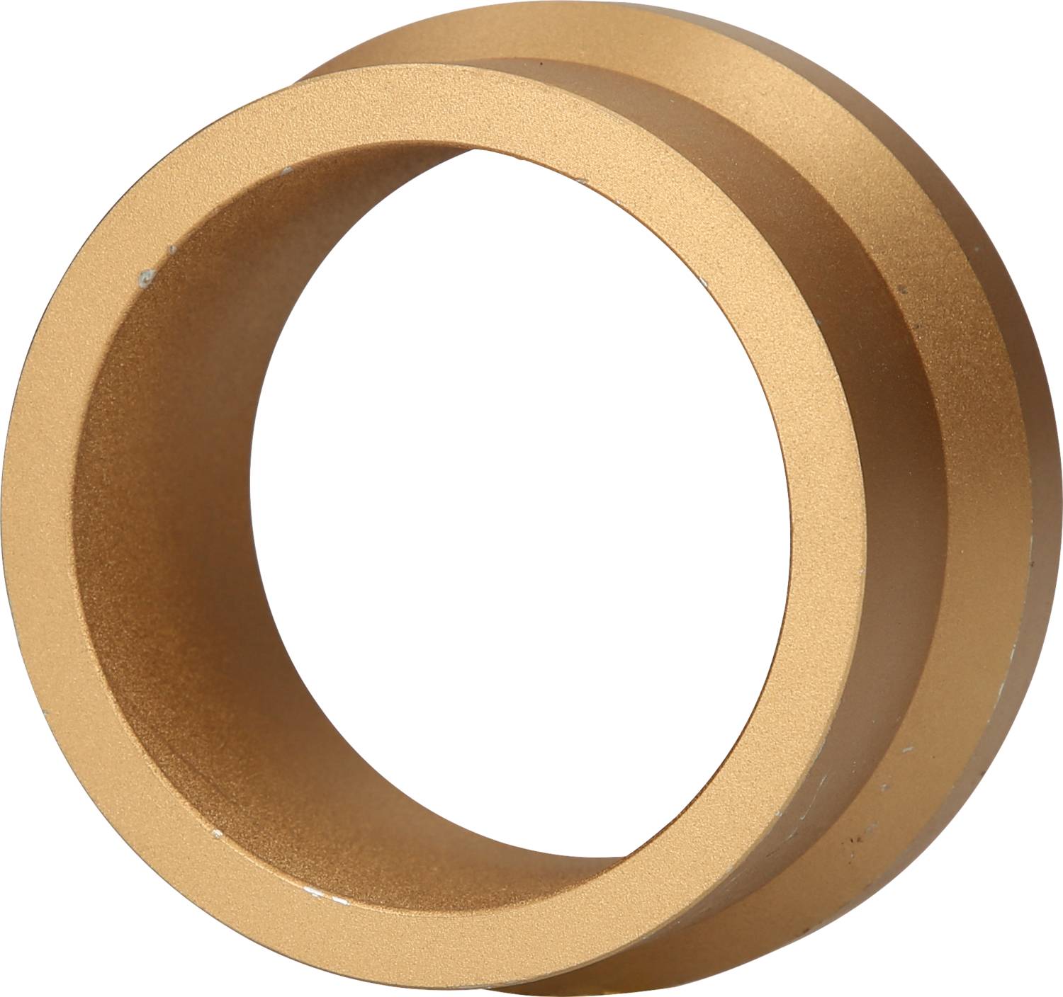 Ein goldfarbener Metallring, zylindrisch und glatt, steht aufrecht.