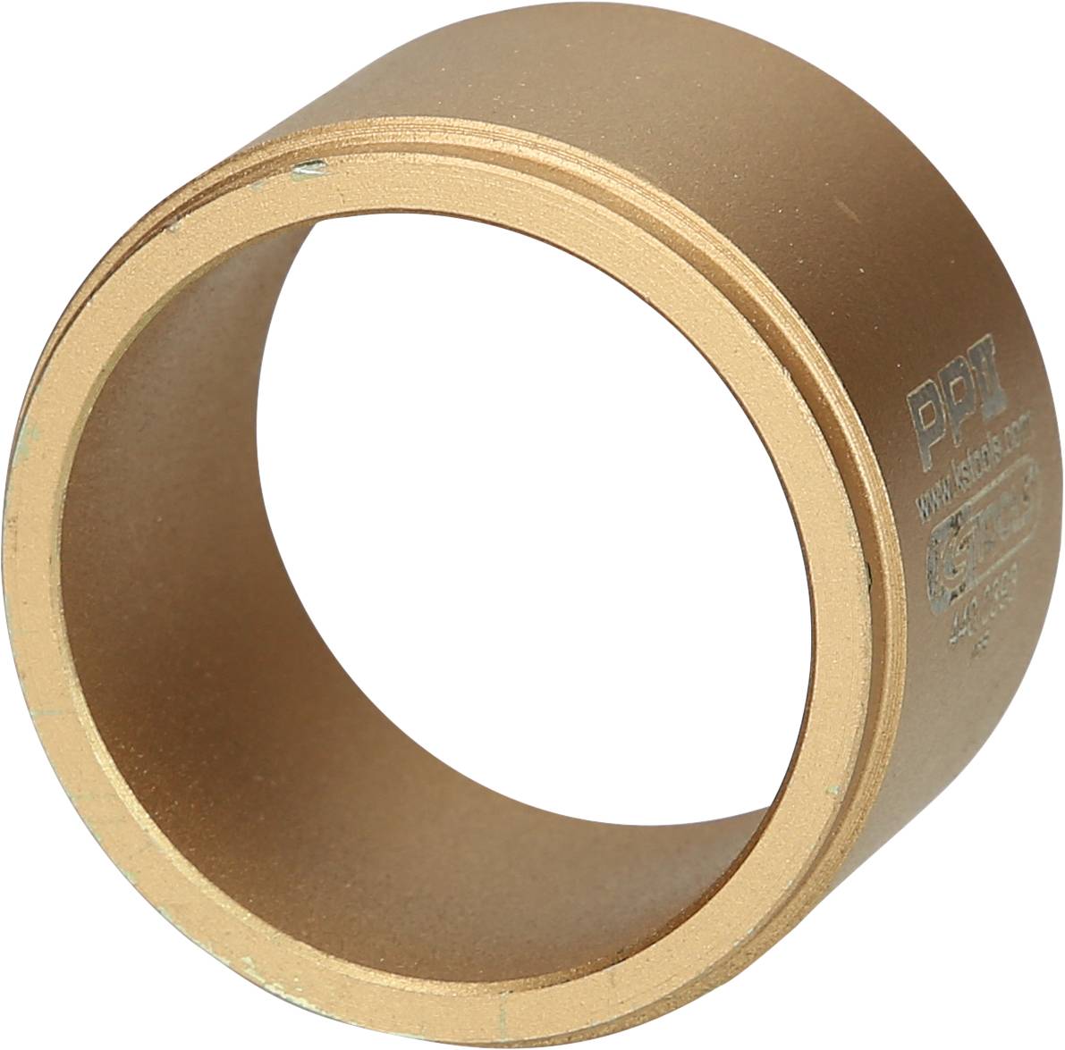 Metallischer, zylindrischer Ring mit eingeprägtem Text und Logo.