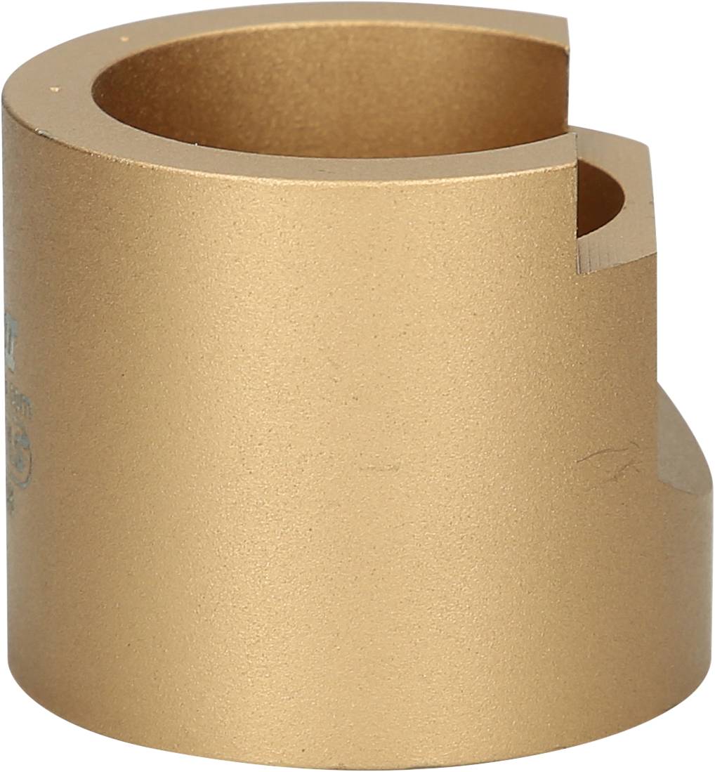 Goldenes, zylinderförmiges Metallstück mit offenem Schlitz und abgeschrägter Kante, vermutlich ein Maschinenteil oder eine Halterung.