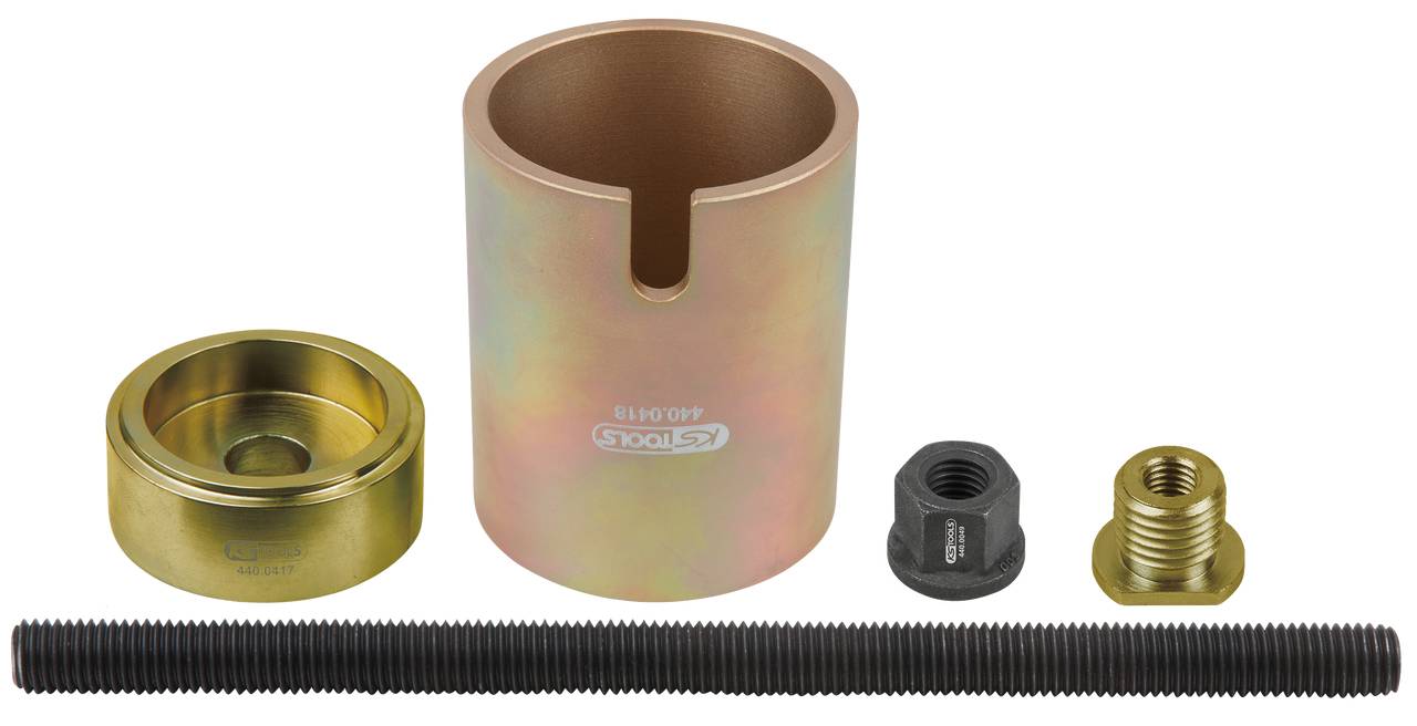 Ein Werkzeugset bestehend aus einer großen zylindrischen Buchse, einem kleineren Zylinderaufsatz, einer langen Schraube und zwei Muttern.