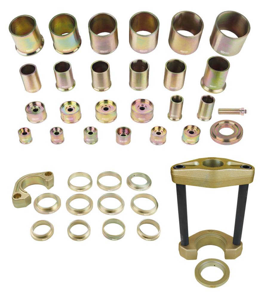 Satz verschiedener Metallwerkzeuge und -teile, einschließlich Hülsen, Ringe und Halterungen, angeordnet auf weißem Hintergrund.