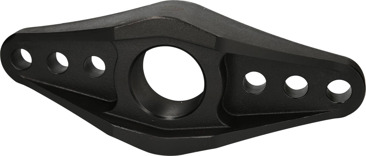 Ein schwarzes Metallteil mit einem zentralen Loch, umgeben von mehreren kleineren Löchern auf jeder Seite. Es ist symmetrisch geformt.