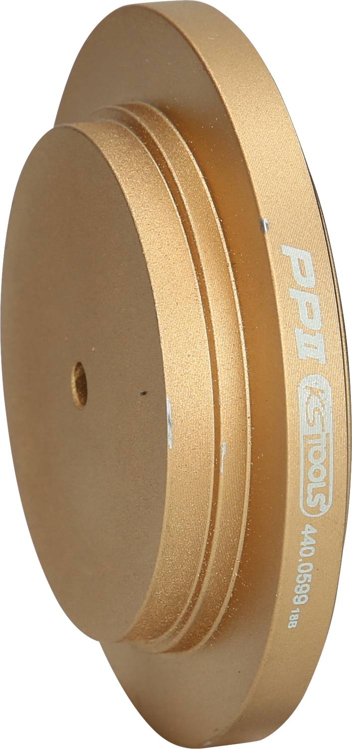 Goldene Aluminium-Scheibe mit seitlich angebrachter Aufschrift 'PPT KS Tools 440.0898'. Sie wird vermutlich als Werkzeug verwendet.