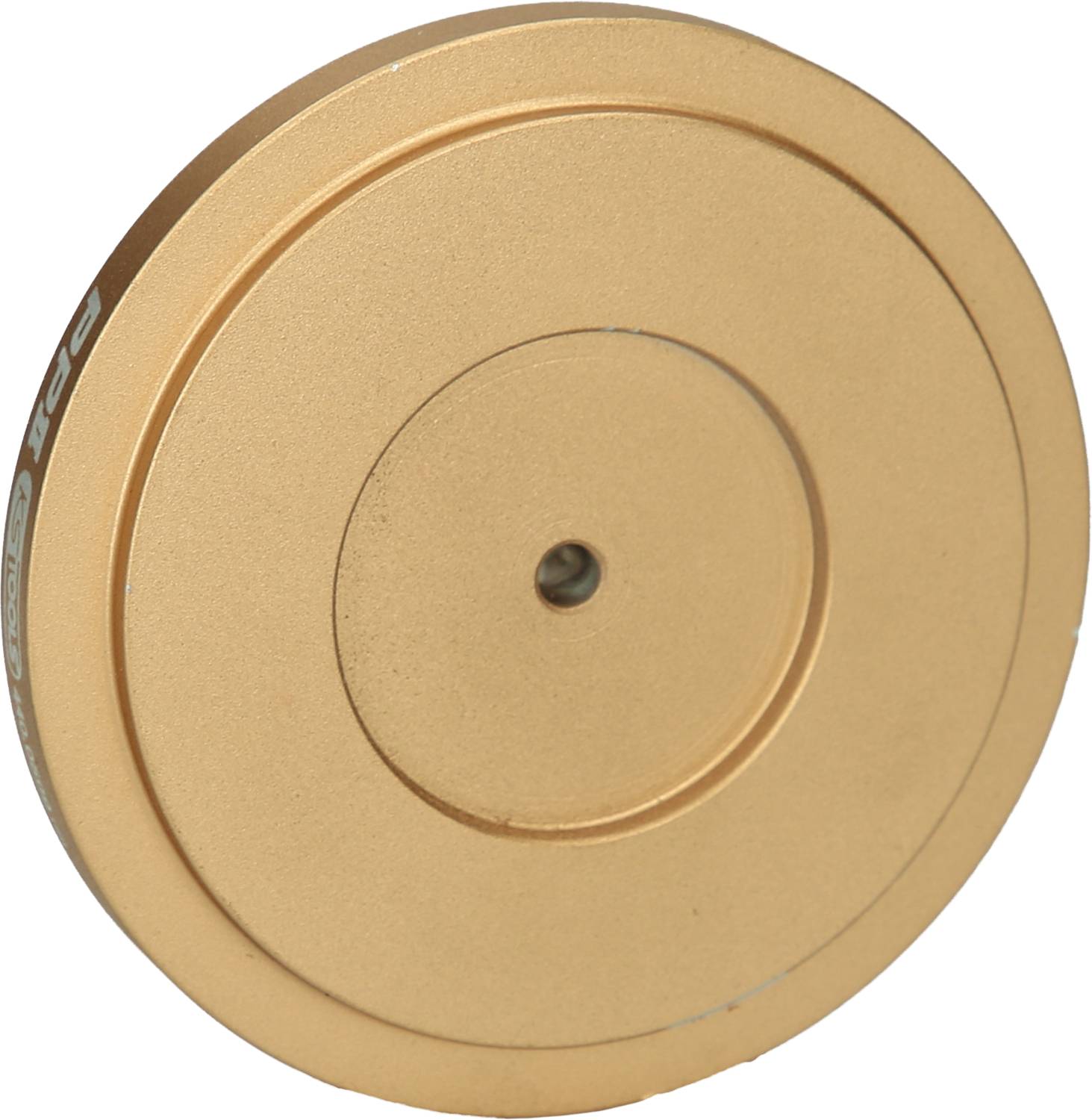 Ein flaches, rundes, metallisches Objekt in goldener Farbe, das an eine Münze erinnert.