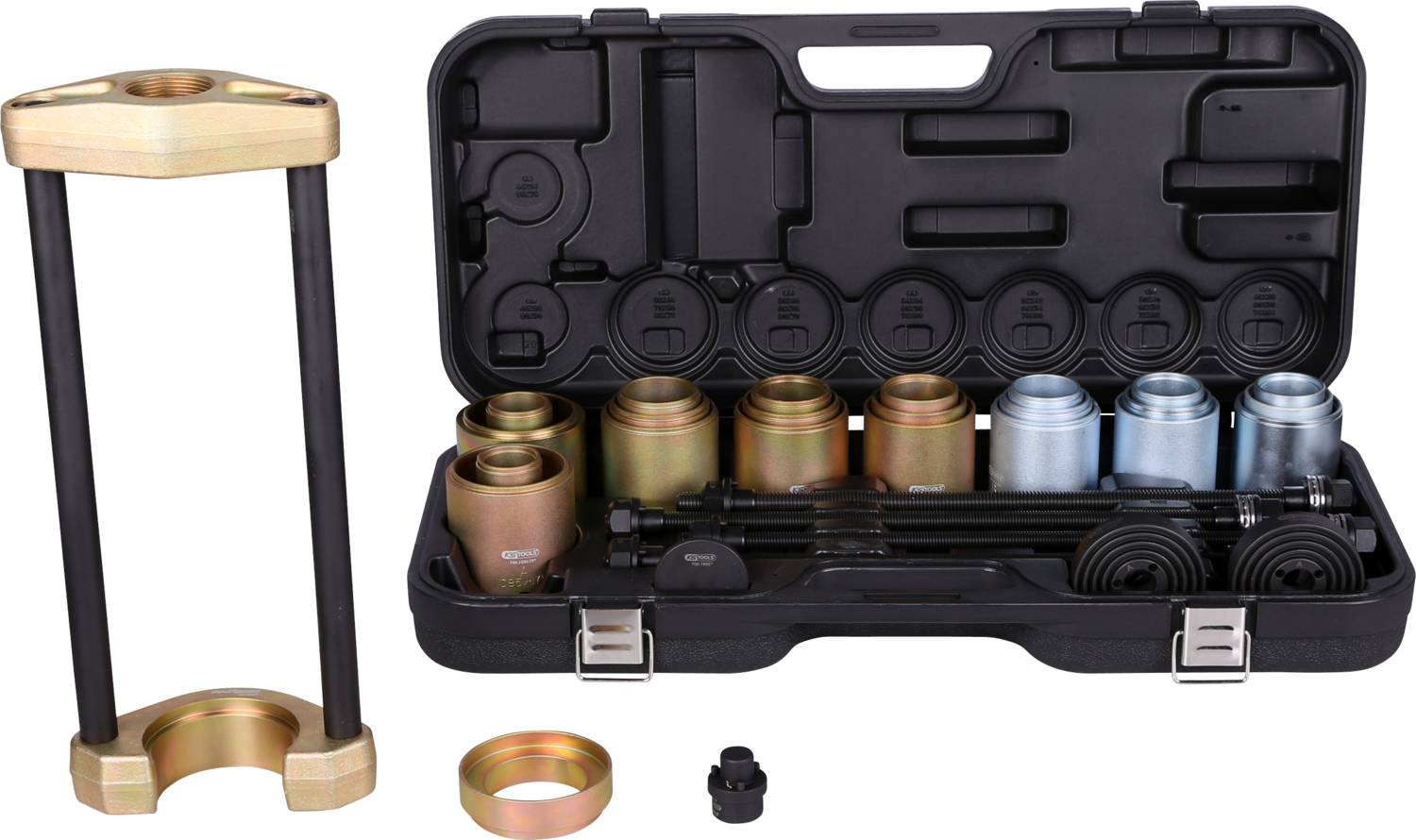 Ein schwarzer Werkzeugkoffer mit offenem Deckel. Enthält diverse Metallwerkzeuge und Adapter in goldenen und silbernen Tönen.