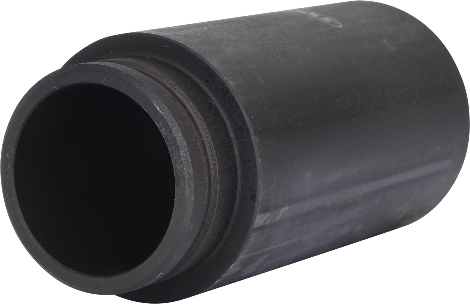 Ein schwarzes zylindrisches Rohr mit einem größeren Ende. Es scheint aus Metall zu sein und könnte ein Bestandteil einer technischen Anlage sein.