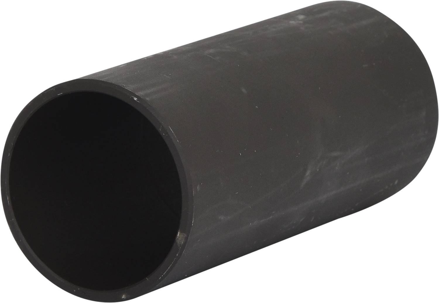 Ein schwarzes Plastikrohr in horizontaler Position auf weißem Hintergrund. Das Rohr ist hohl und zeigt eine glatte Oberfläche.