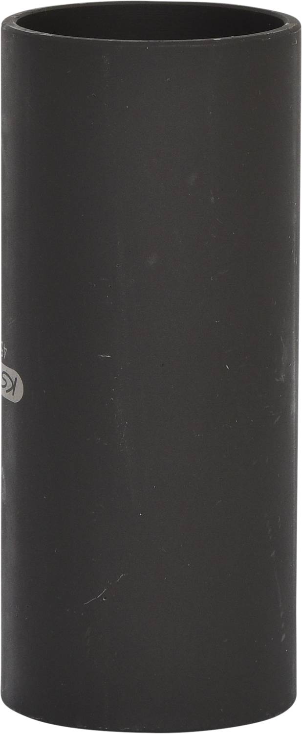 Ein schwarzes, zylindrisches Rohr steht aufrecht vor einem neutralen Hintergrund.