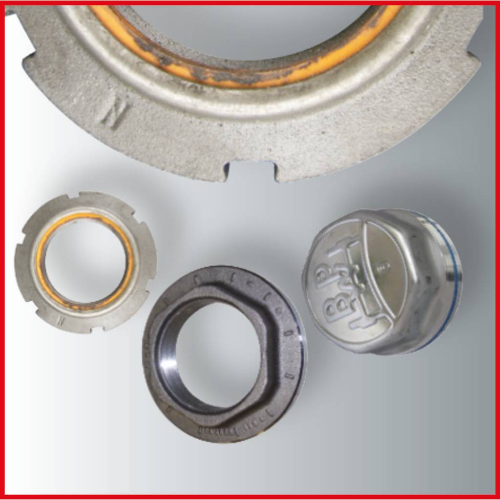 Metallteile: Ein zylindrisches Stück mit einem Deckel, ein gewindeförmiges Teil, eine runde Scheibe und ein ringartiges Teil.