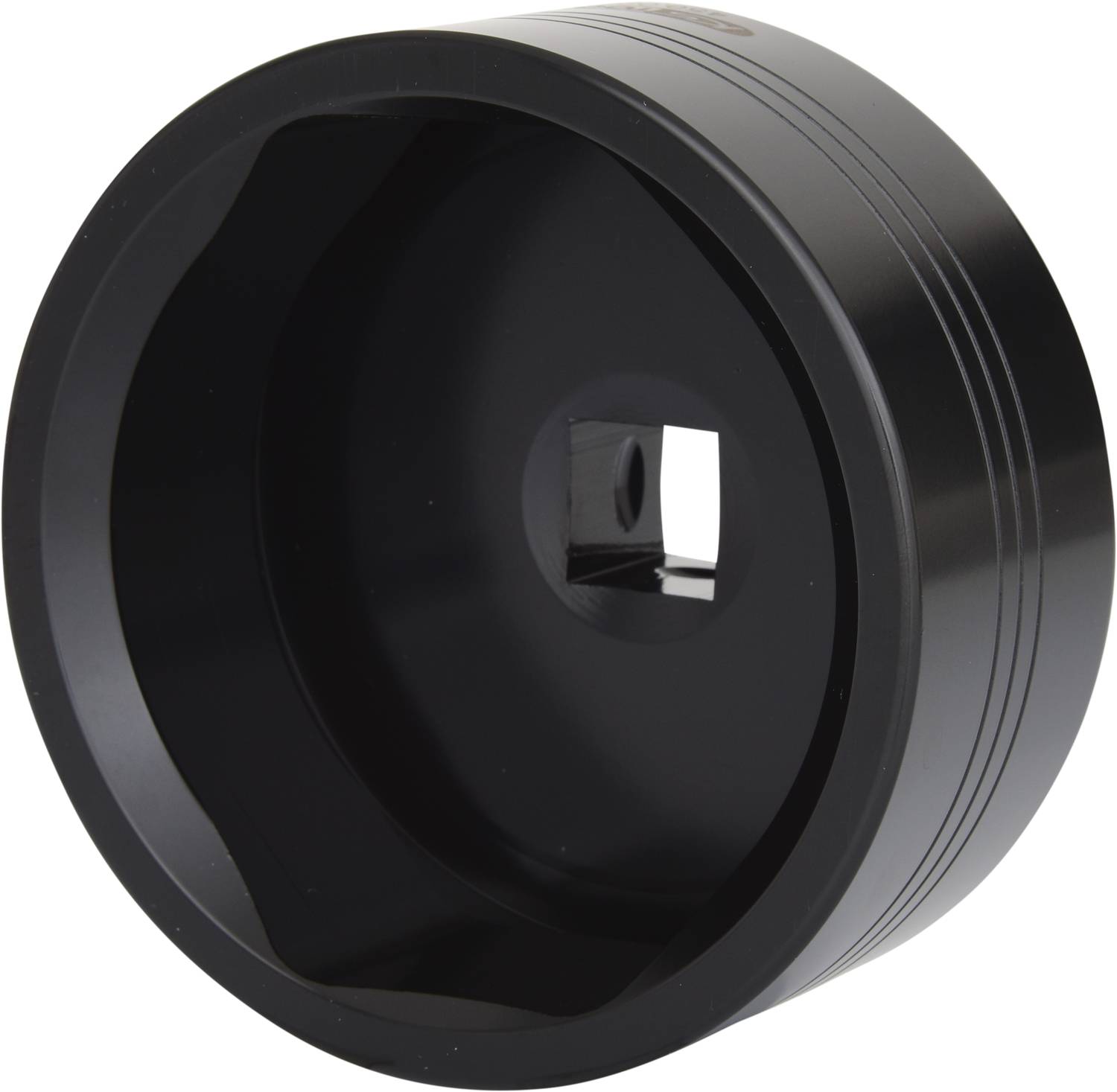 Schwarzes, zylinderförmiges Metallteil mit quadratischer Öffnung innen. Verwendung nicht spezifiziert.