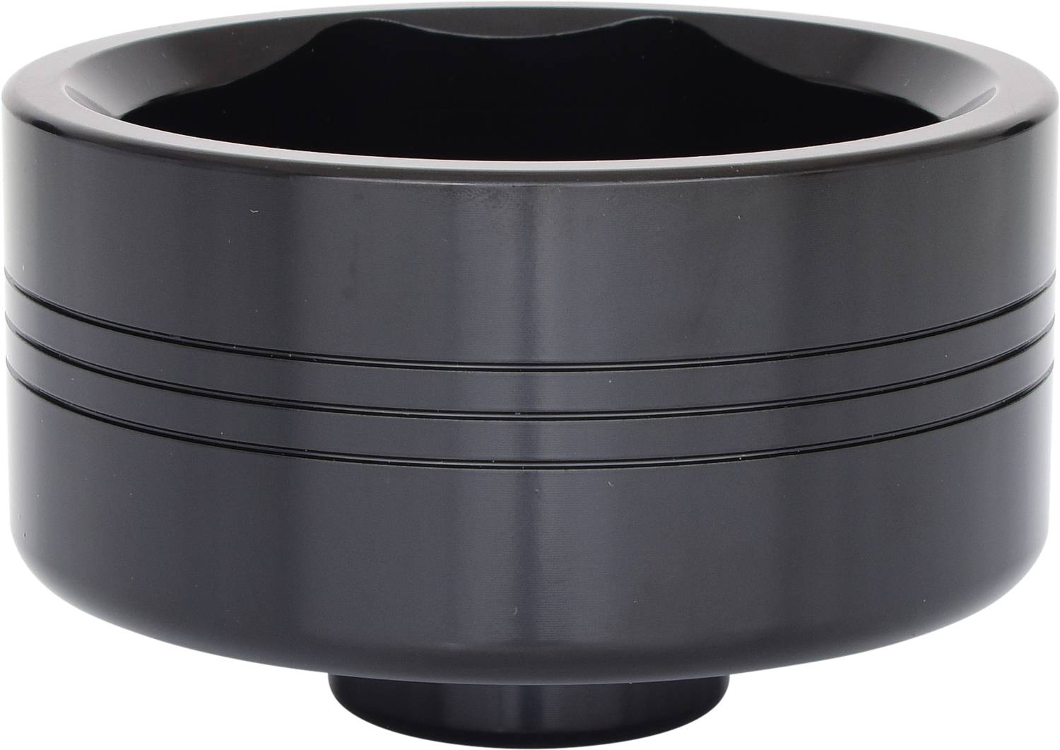 Schwarze, runde Metallschale mit drei schmalen Rillen am äußeren Rand.