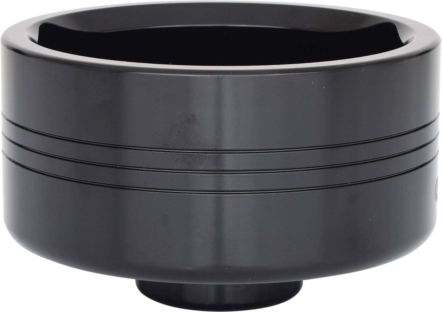 Ein runder, schwarzer Aschenbecher mit drei Rillen an der Seite.