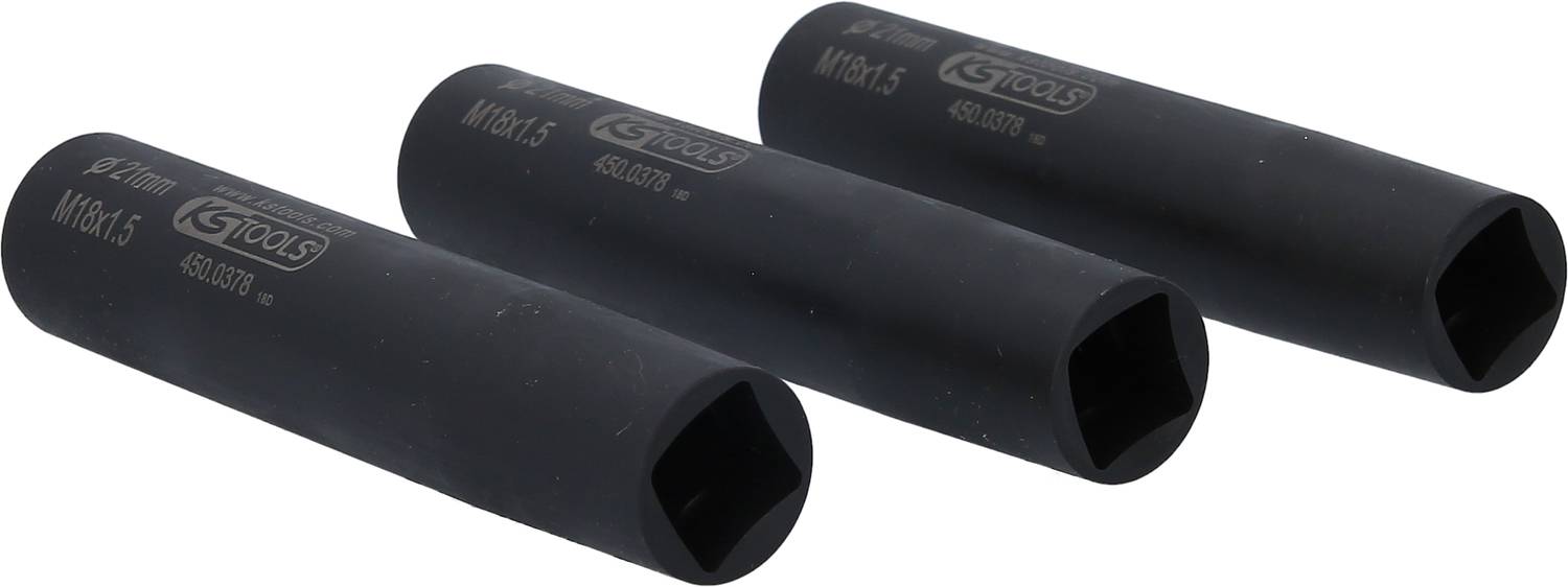 Drei schwarze Stecknüsse in unterschiedlichen Größen nebeneinander liegend auf weißem Hintergrund, mit Markierungen beschriftet.