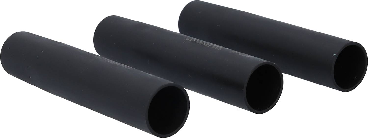 Drei schwarze, röhrenförmige Objekte in einer diagonalen Anordnung auf weißem Hintergrund. Sie sind gleichmäßig verteilt.