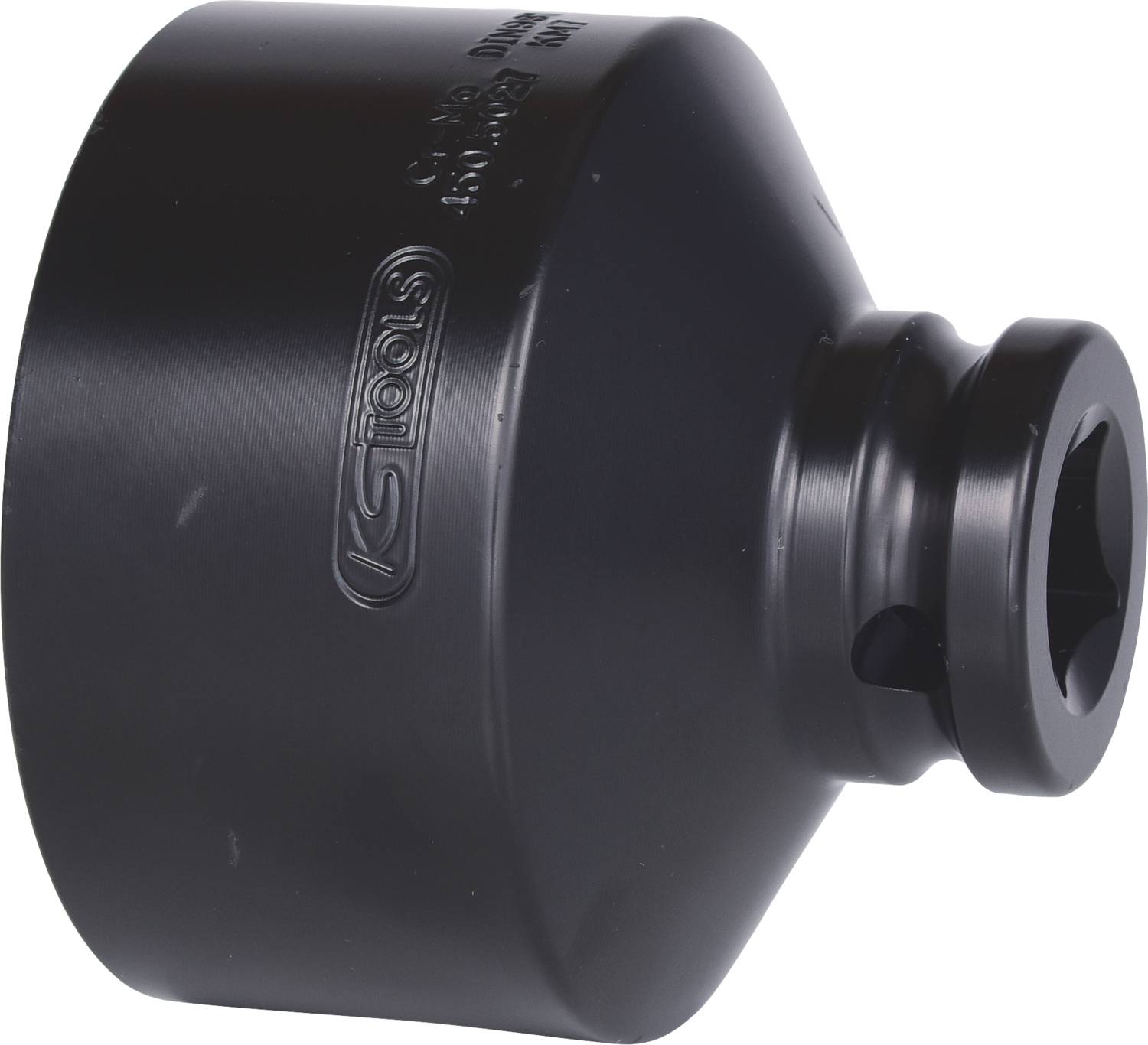 Ein schwarzes Metallwerkzeug mit zylindrischer Form und seitlicher Beschriftung; dient zur Befestigung oder Anpassung technischer Teile.