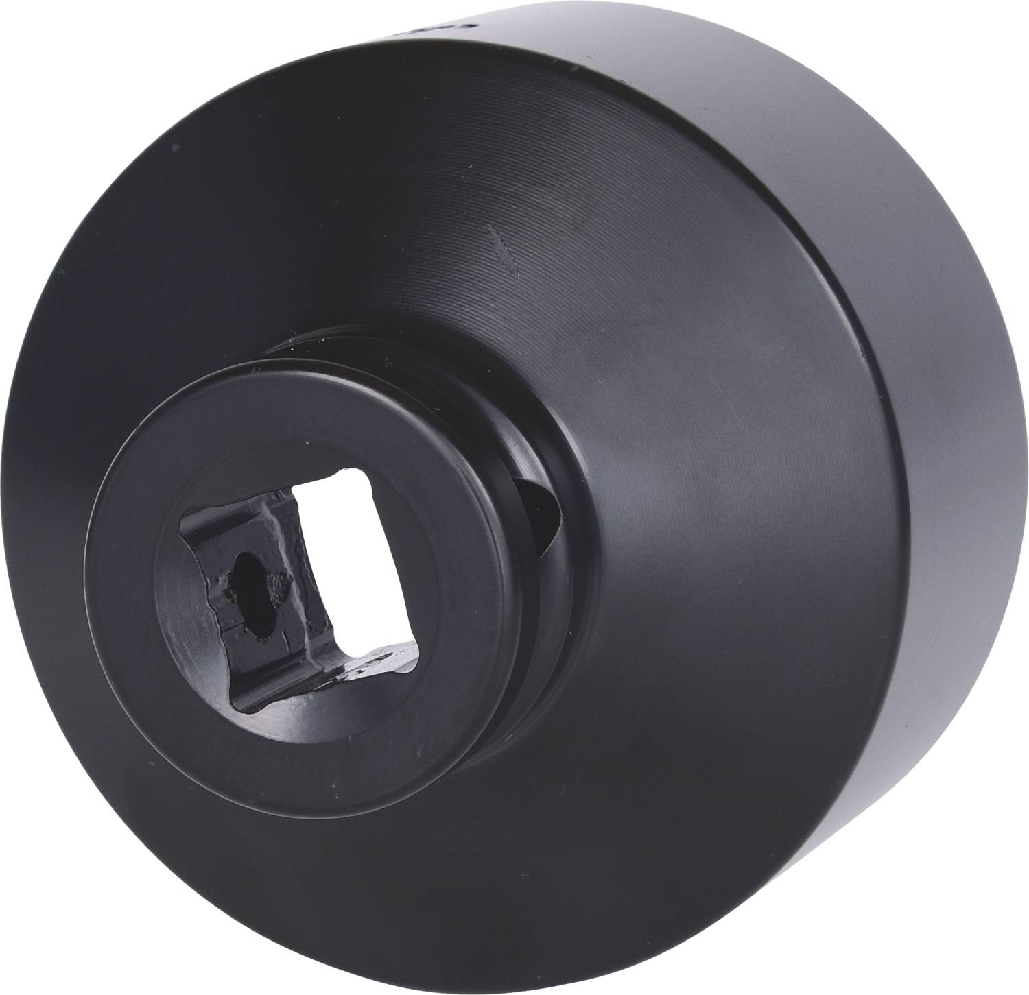 Schwarzes zylinderförmiges Werkzeug mit quadratischer Öffnung an der Vorderseite, möglicherweise eine Art Adapter oder Stecknuss.