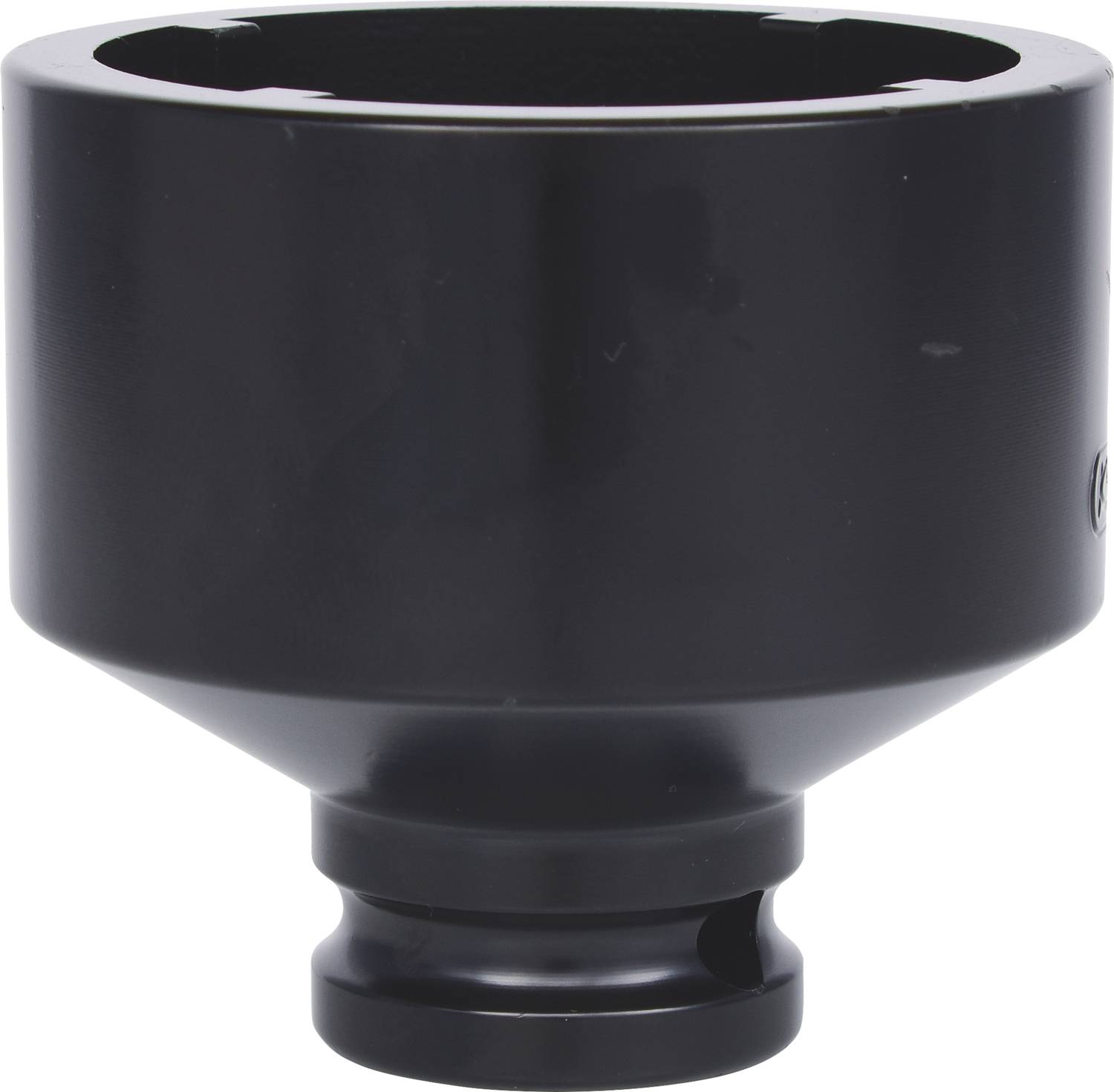 Schwarzes, zylindrisches Metallteil mit breiterer Oberseite und schmalerer Unterseite, möglicherweise ein Adapter oder Verbindungselement.