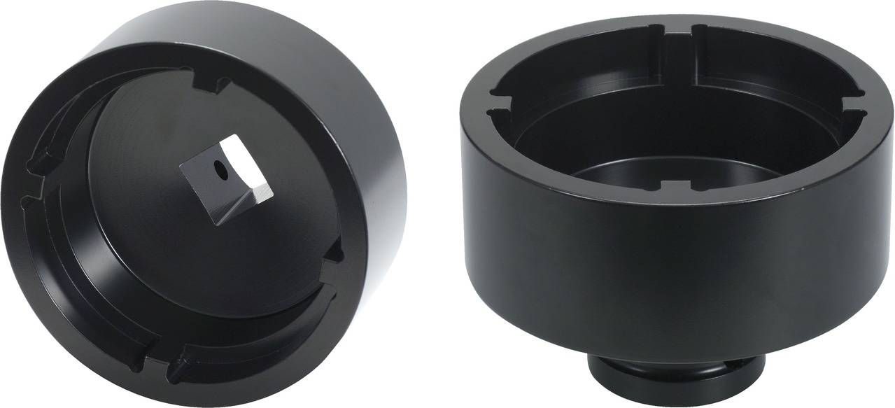 Zwei schwarze Metallzylinder mit quadratischem Einsatz und inneren Nutungen. Möglicherweise Teile eines mechanischen Systems.