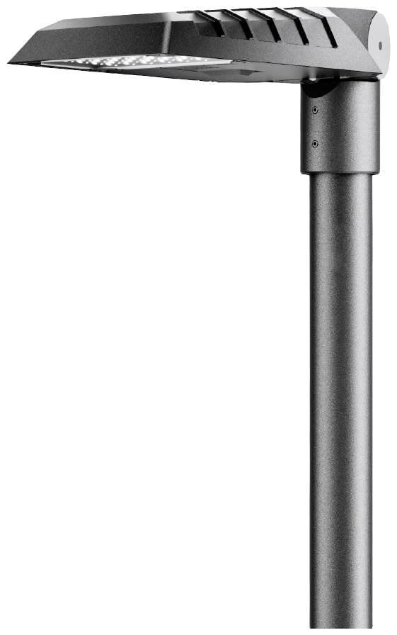 Eine moderne, schwarze Straßenlaterne mit rechteckigem LED-Leuchtkopf auf einem schlanken Mast, isoliert vor weißem Hintergrund.