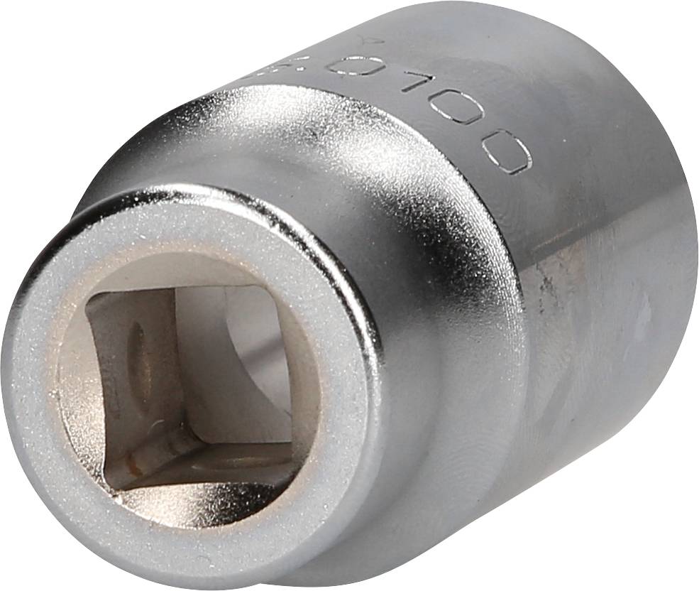 Eine silberne Steckschlüssel-Nuss aus Metall mit quadratischer Öffnung. Verwendet für Arbeiten an Maschinen oder Fahrzeugen.