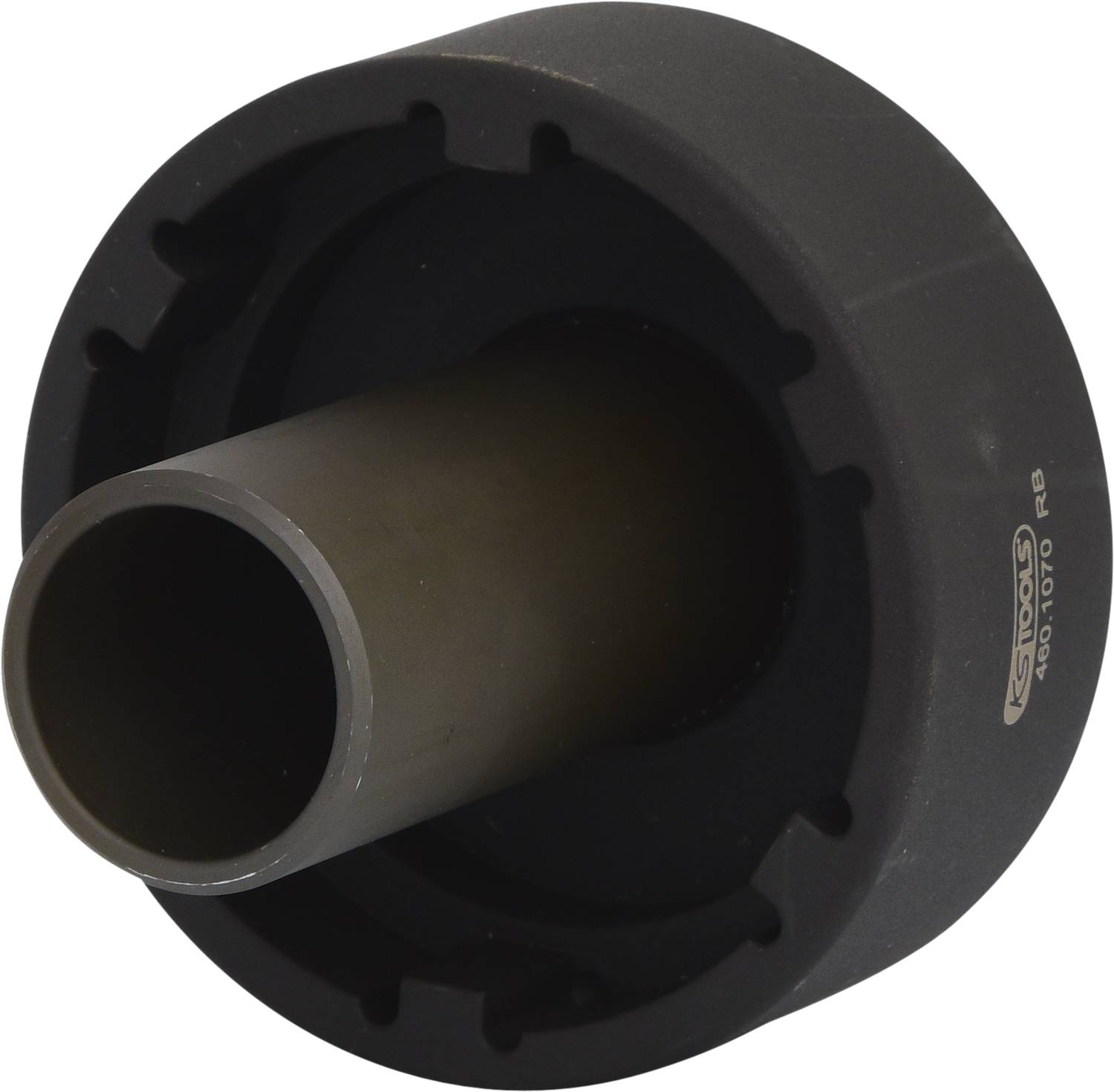 Ein graues Metallwerkzeug in zylindrischer Form mit markantem Rand und innerem Rohr, möglicherweise Teil eines größeren Maschinenbauteils.