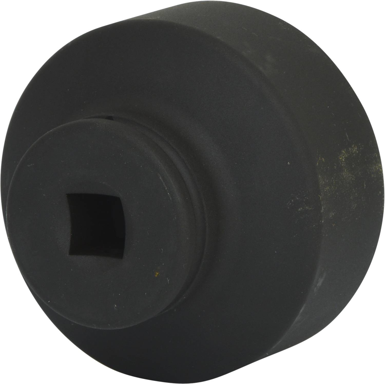 Schwarzes, rundes Metallteil mit einem quadratischen Ausschnitt in der Mitte, vermutlich ein Werkzeugadapter oder -aufsatz.