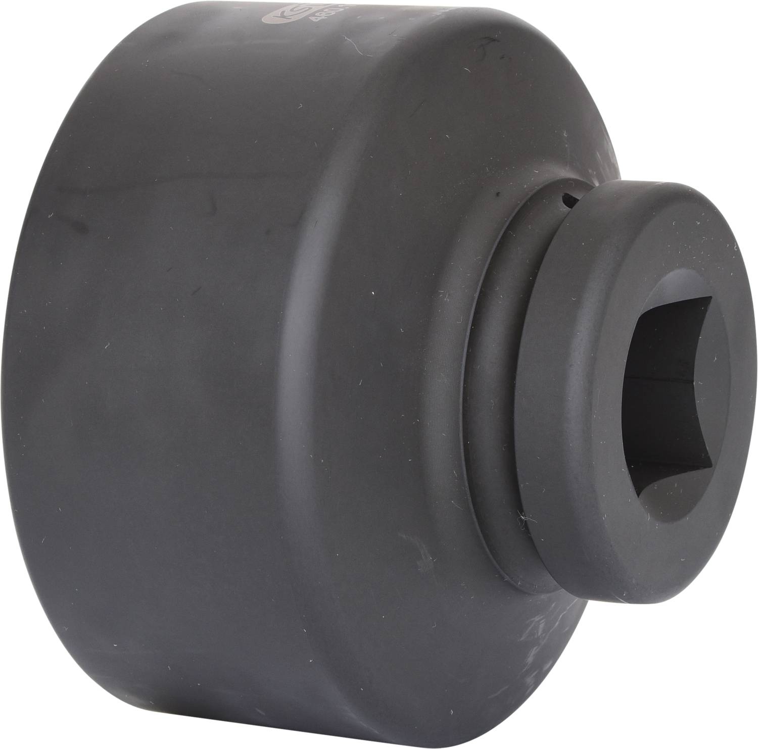 Großer runder Steckschlüsselaufsatz aus Metall, dunkelgrau, mit sechseckiger Aufnahme. Verwendet für Montage oder Demontage von Muttern und Schrauben.