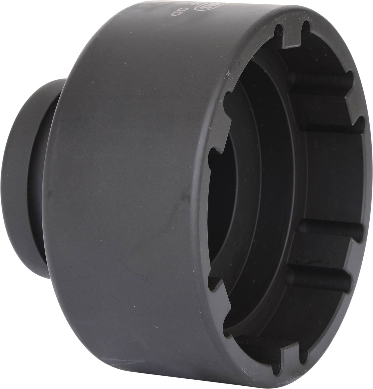 Ein schwarzer, zylindrischer Werkzeugaufsatz mit mehreren Einkerbungen auf der Innenseite.