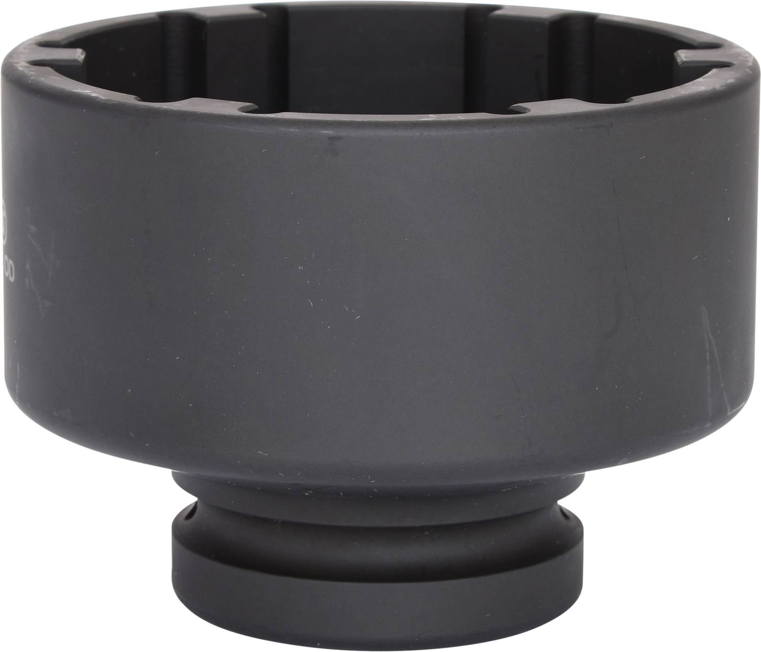 Schwarze, zylinderförmige Metallbuchse mit gerändelten Kanten. Wahrscheinlich ein Werkzeugaufsatz.