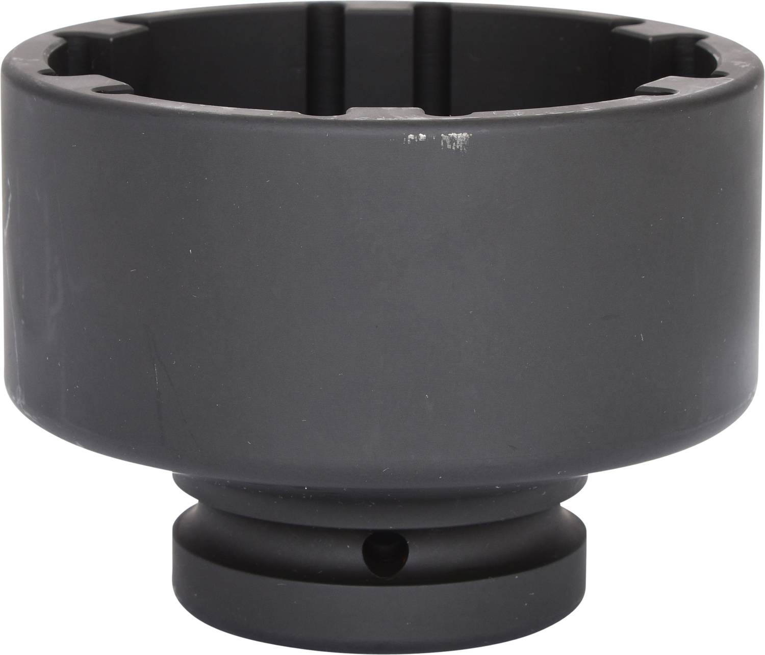 Ein graues, zylindrisches Metallwerkzeug mit mehreren Einkerbungen an der Oberkante, verwendet zur Fixierung oder Anpassung spezifischer Teile.