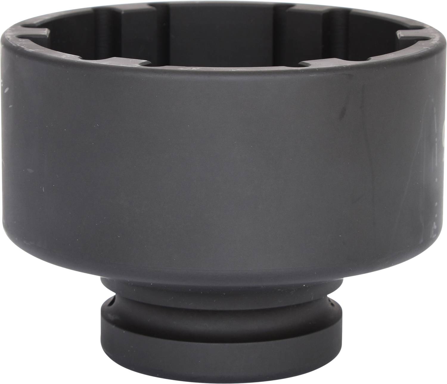 Schwarzes, zylindrisches Metallteil mit Rillen am Rand. Möglicherweise ein Werkzeug oder Maschinenteil, geeignet für technische Anwendungen.