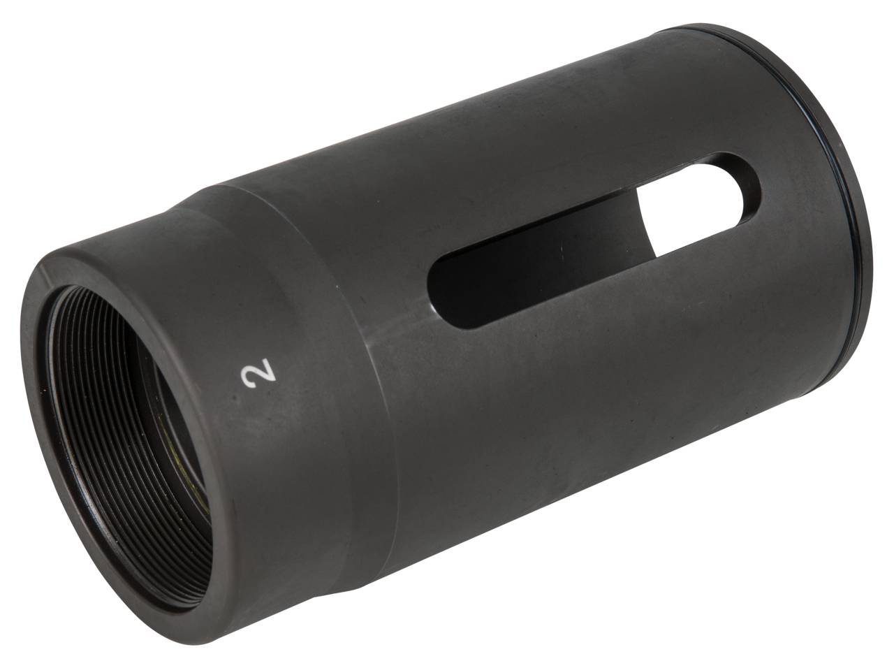 Ein schwarzes Metallrohr mit seitlichem Schlitz. Es hat ein Gewinde an einem Ende und ist vermutlich ein Teil eines optischen Geräts.