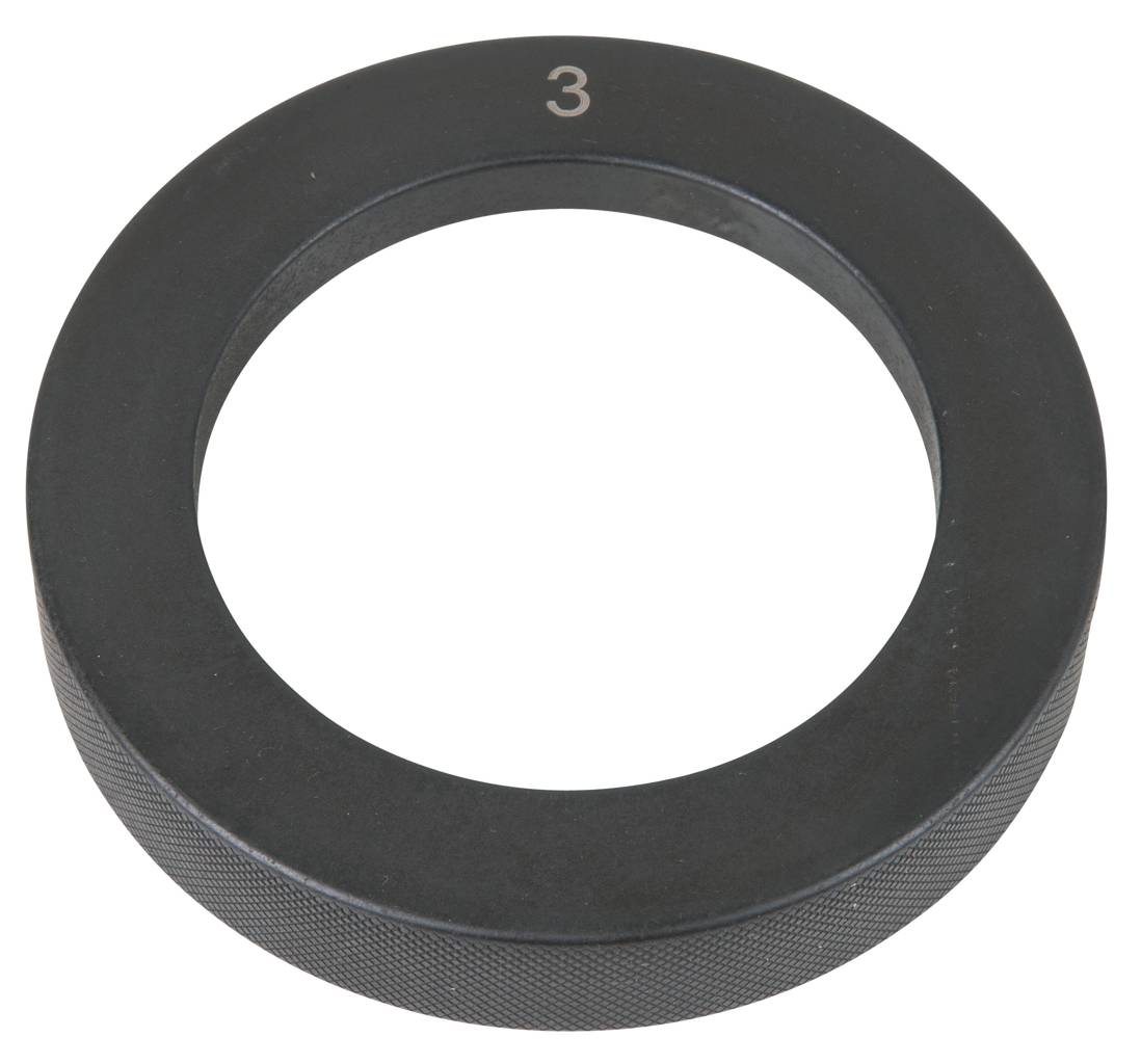 Schwarzer Metallring mit der Zahl '3' oben. Der Ring ist flach und hat eine große runde Öffnung in der Mitte.