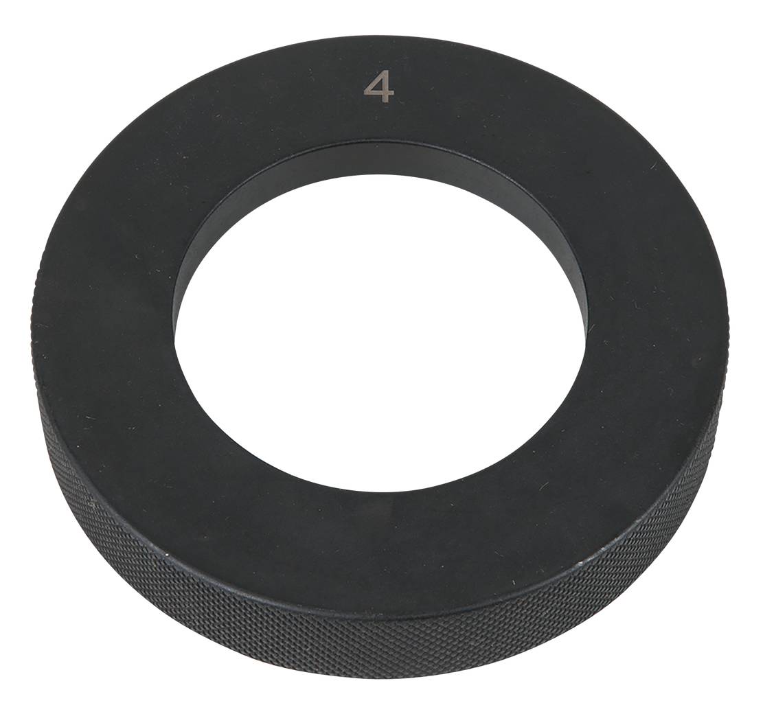 Schwarze runde Metallplatte mit einer großen zentralen Öffnung und der Zahl '4' oben.