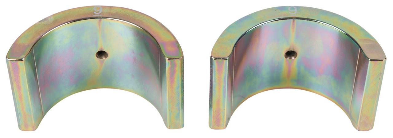 Zwei metallische Halbkreise mit glänzender Oberfläche, die nebeneinander platziert sind.