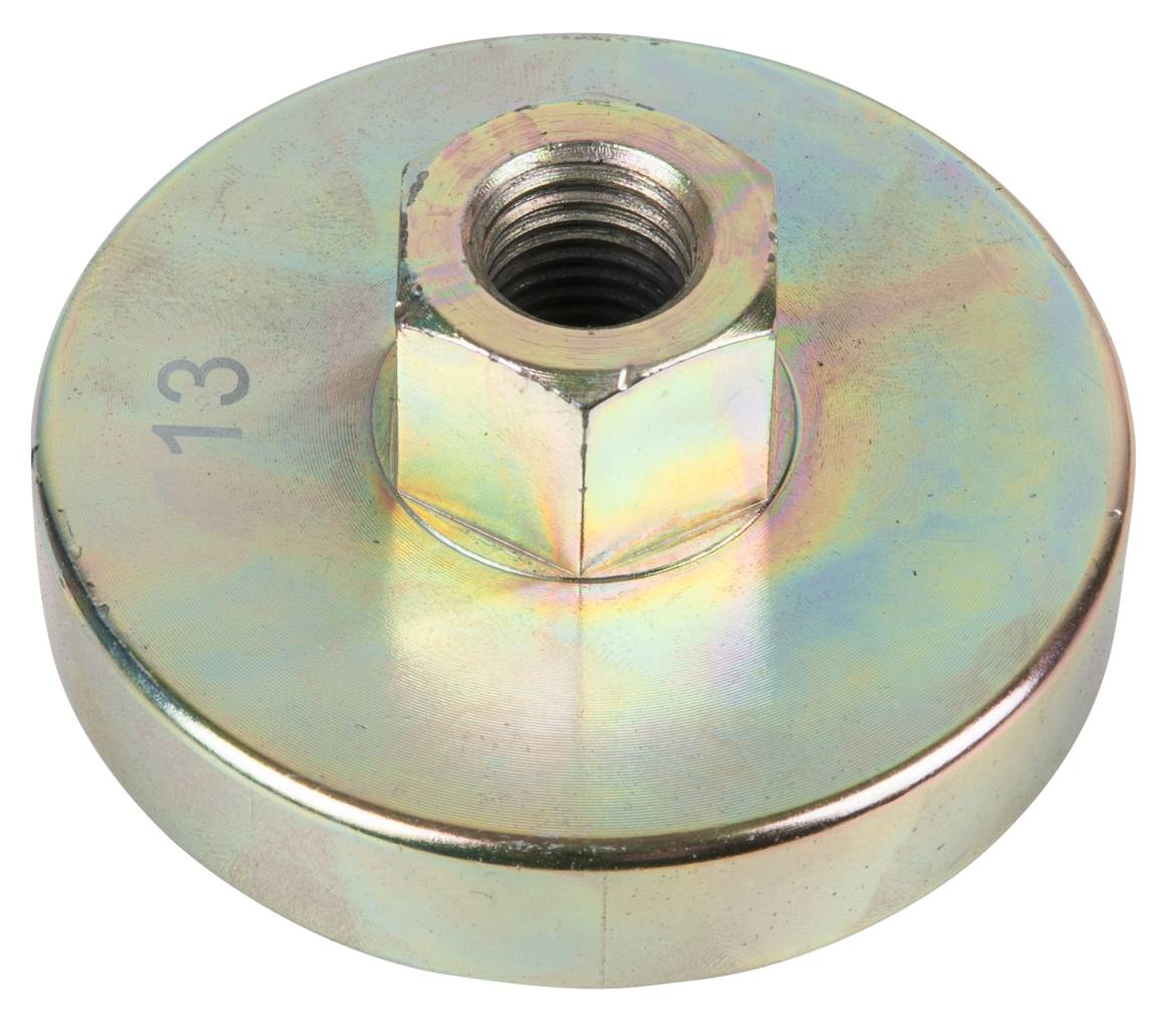 Eine runde Metallplatte mit einem zentralen, eingelassenen Sechskantbolzen. Auf der Platte ist die Zahl '13' eingraviert.