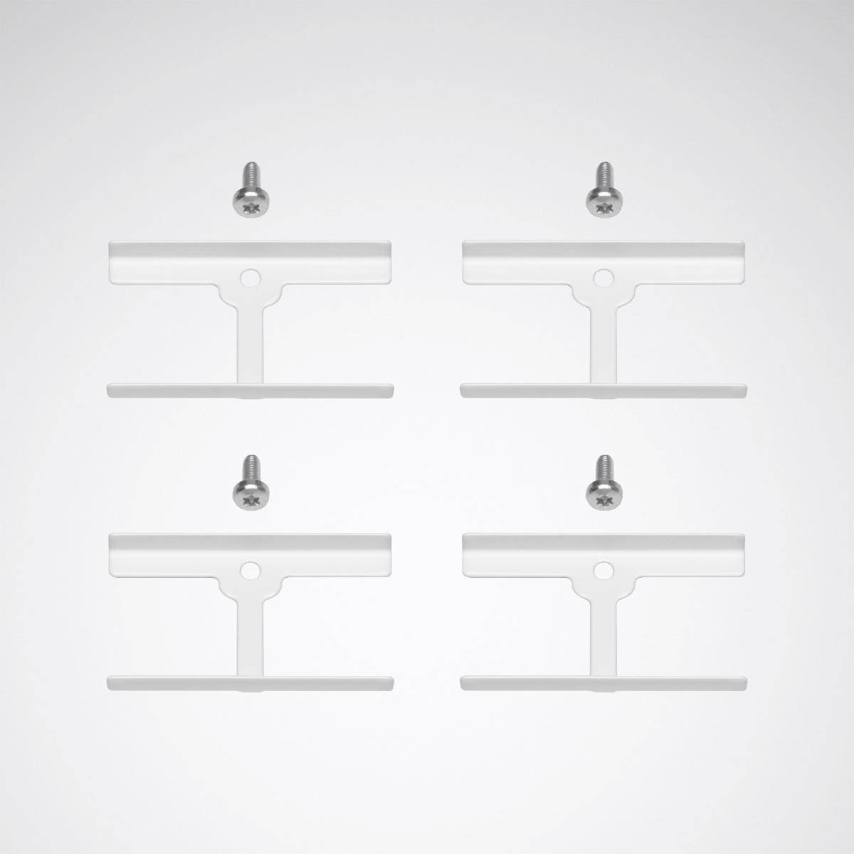 Vier weiße Metallwinkel mit jeweils einer Schraube auf grauem Hintergrund.