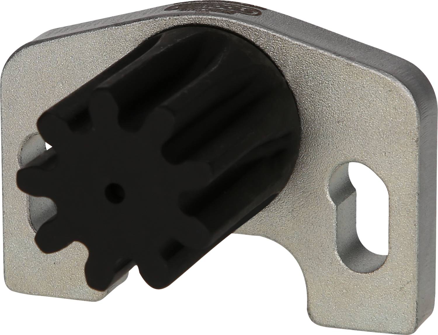 Schwarzes Zahnrad mit Metallhalterung. Zahnrad mit mehreren Zähnen, das in eine rechteckige Metallplatte eingesetzt ist.