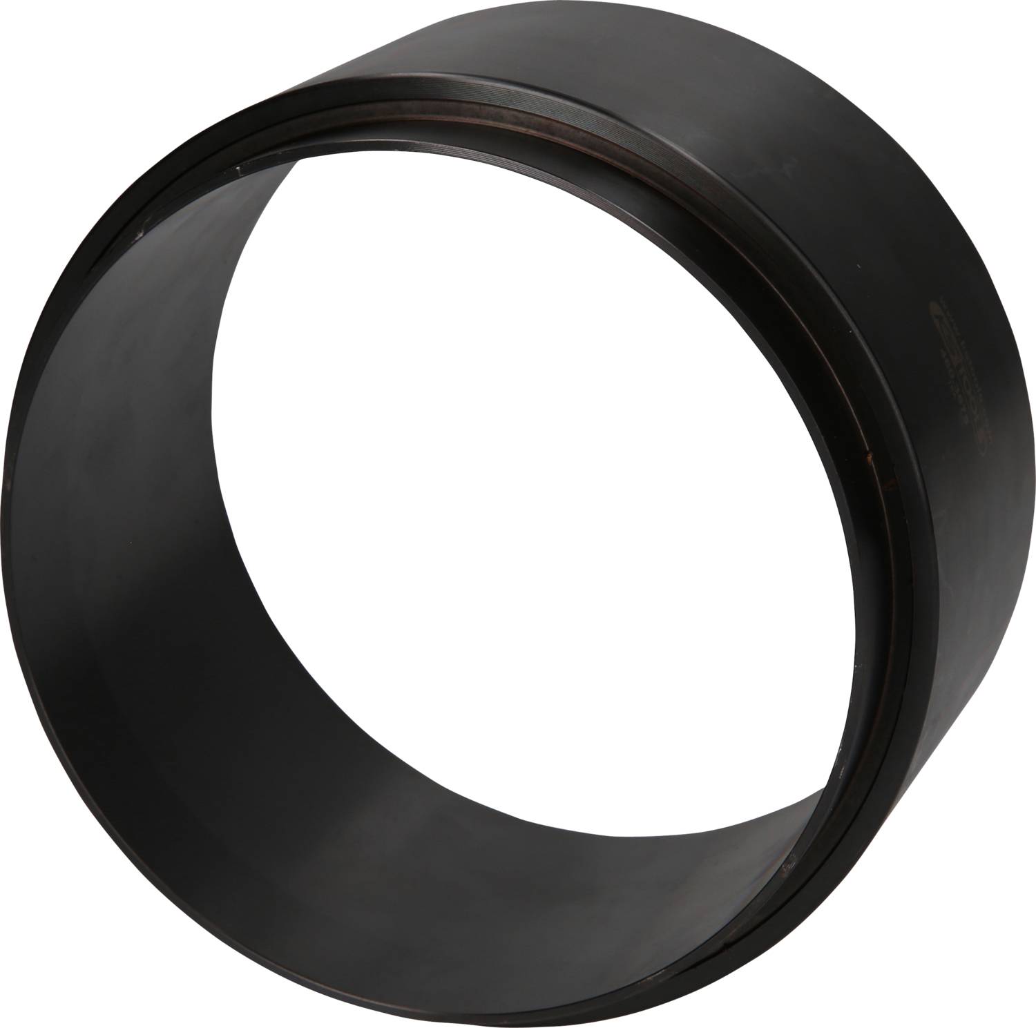 Ein großer, runder, schwarzer Ring aus Metall, möglicherweise Teil eines Maschinen- oder Fahrzeugteils.