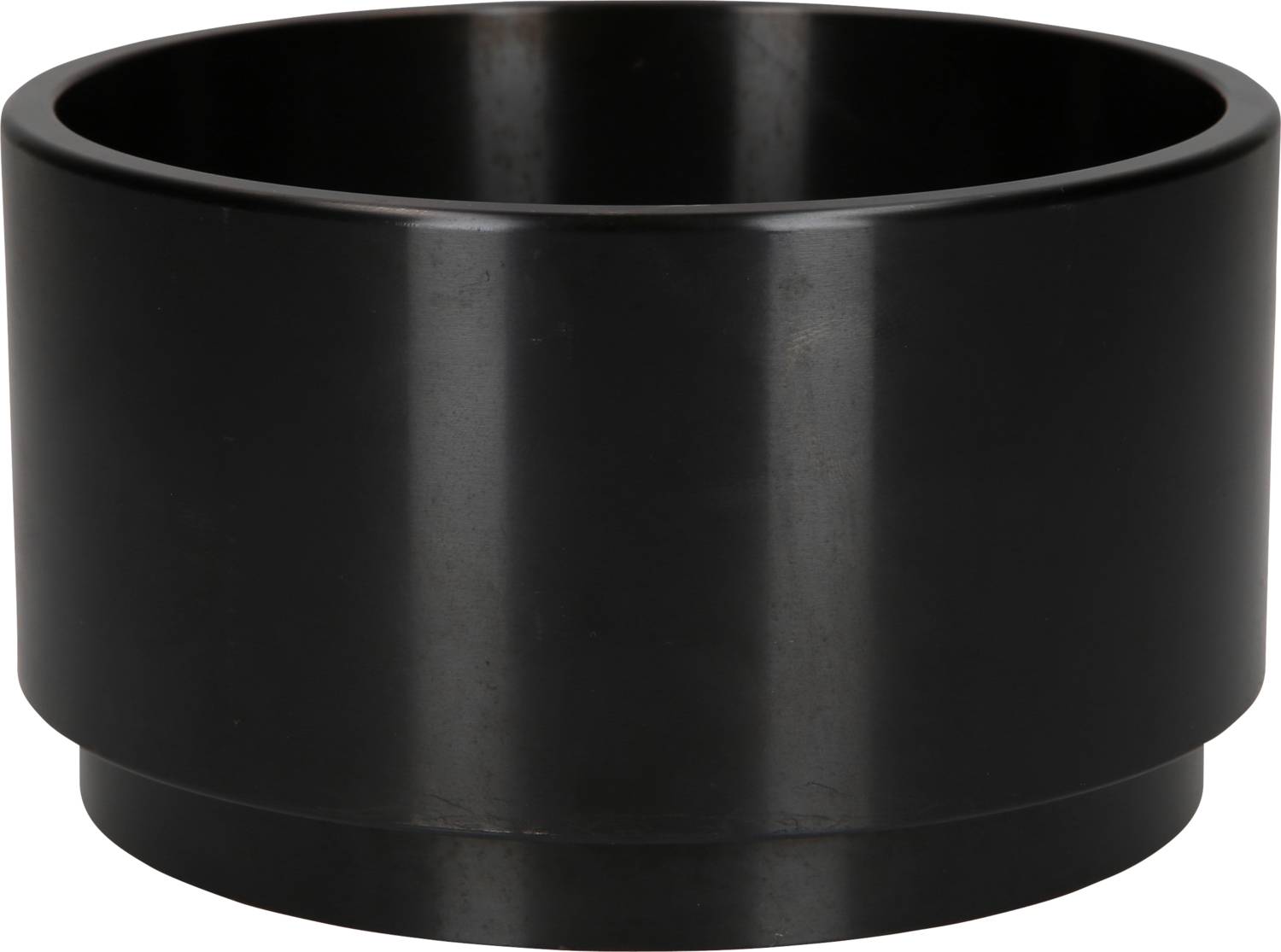 Eine runde, schwarze Metallschale mit glatter Oberfläche. Sie hat einen breiten, horizontalen Rand und steht auf einer flachen Basis.