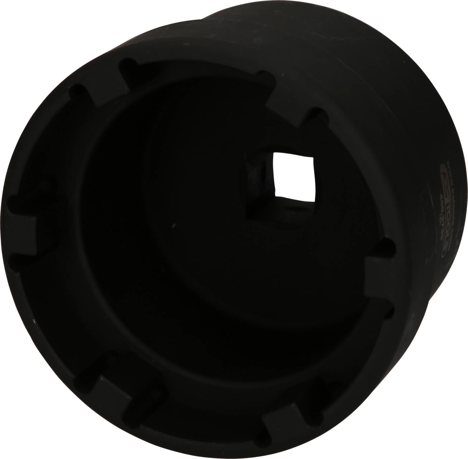 Schwarzes Stahlwerkzeug, rund mit einem quadratischen Loch in der Mitte, verwendet für mechanische Anwendungen oder Montagearbeiten.