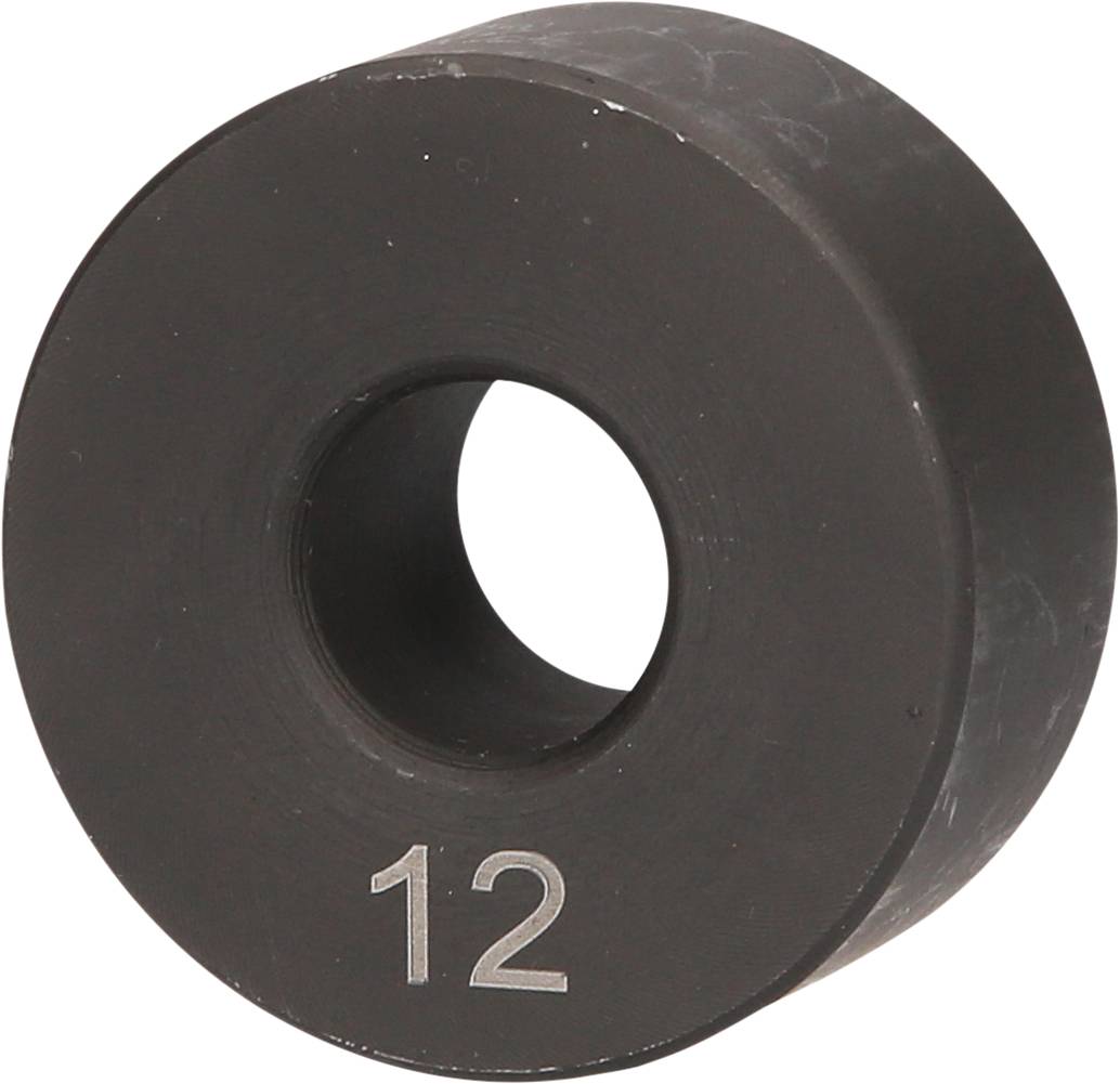 Schwarze, zylindrische Metallmatritze mit der Nummer '12' auf der Vorderseite, mit zentralem kreisförmigem Loch.