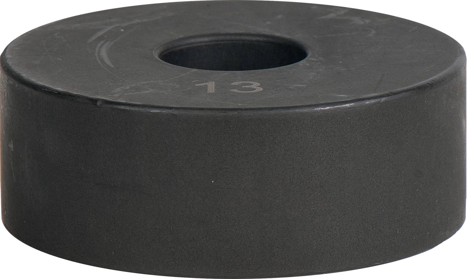 Ein runder, schwarzer Magnet mit einer zentralen Bohrung, auf der Oberseite mit der Zahl '13' markiert.